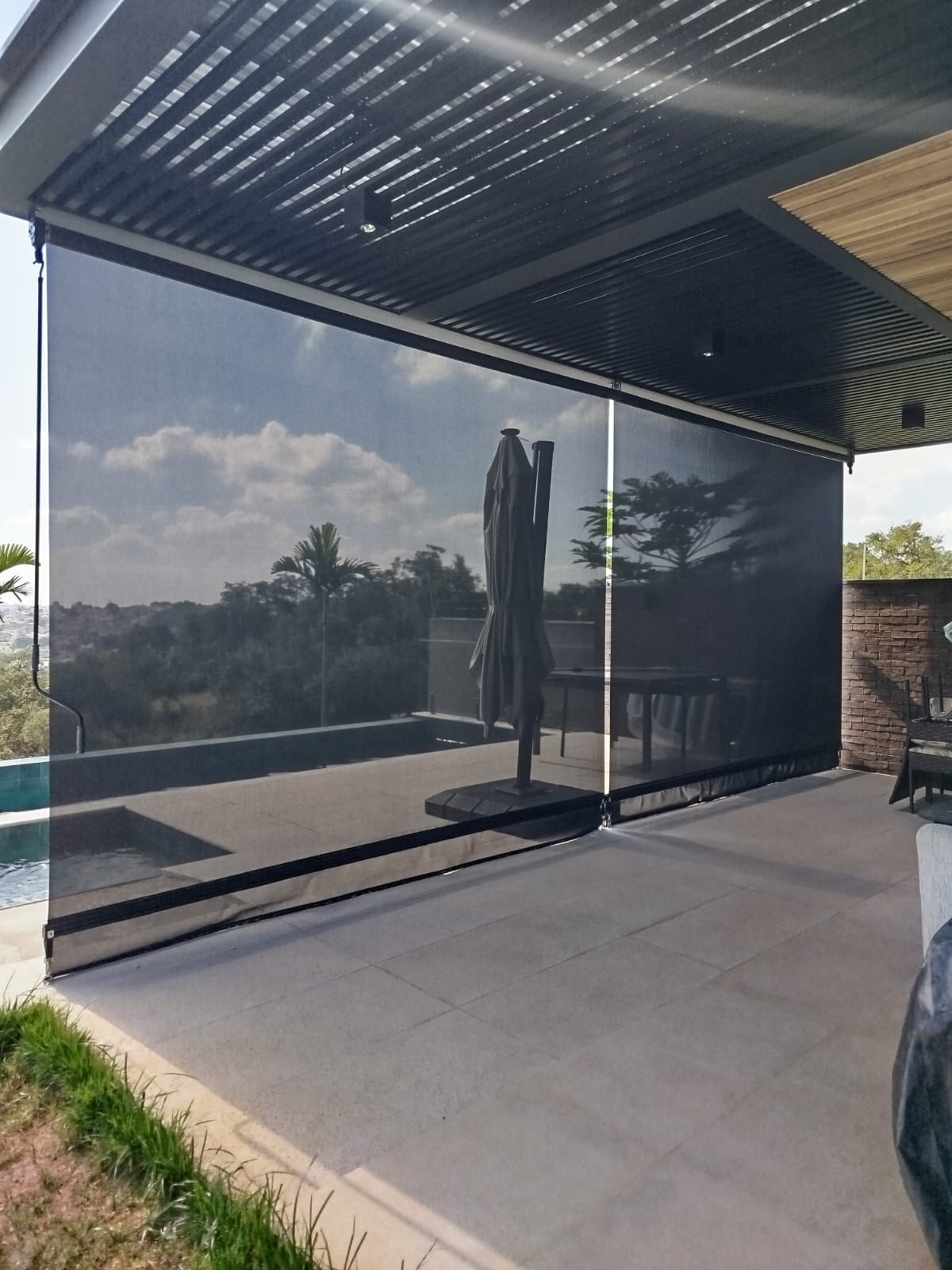 Cortina externa tela solar com visão para área verde — Itupeva 