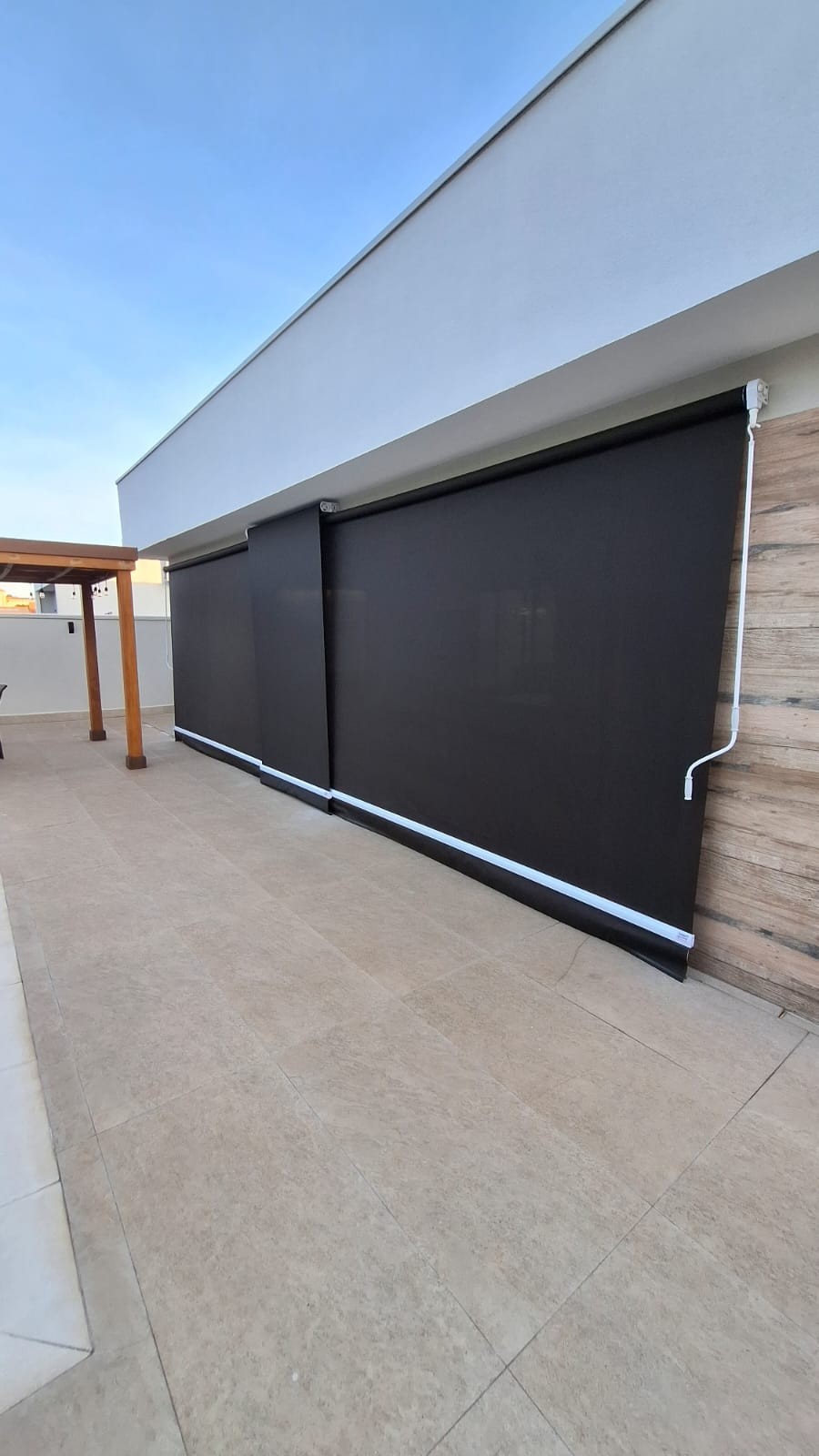 Toldo articulado cobrindo área gourmet — Itupeva