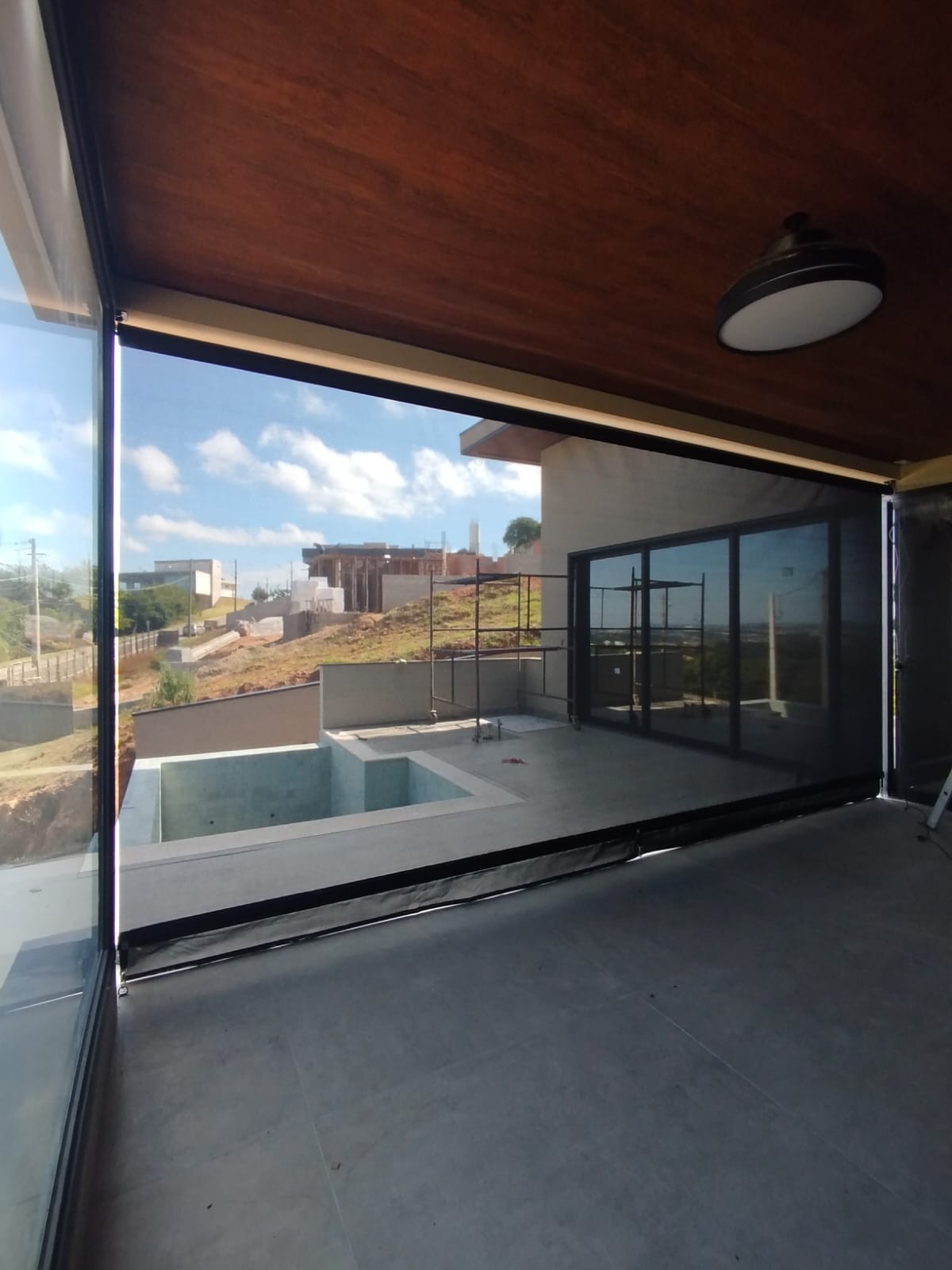 Cortinas externas pretas em cobertura residencial — Itupeva