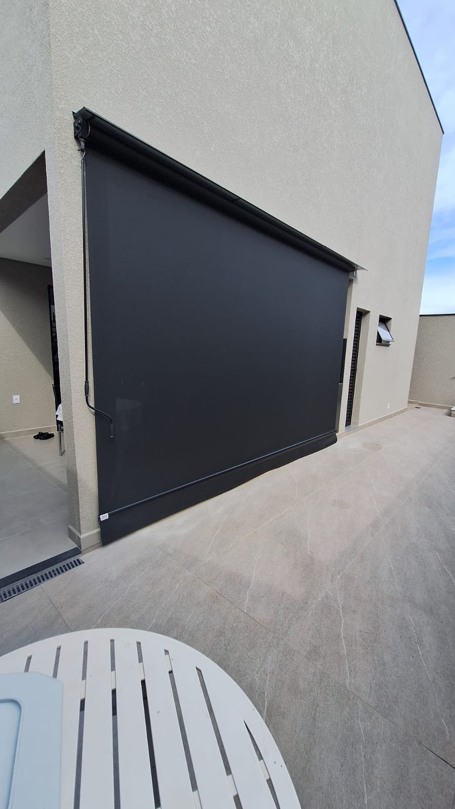 Toldo articulado preto em fachada residencial — Itupeva