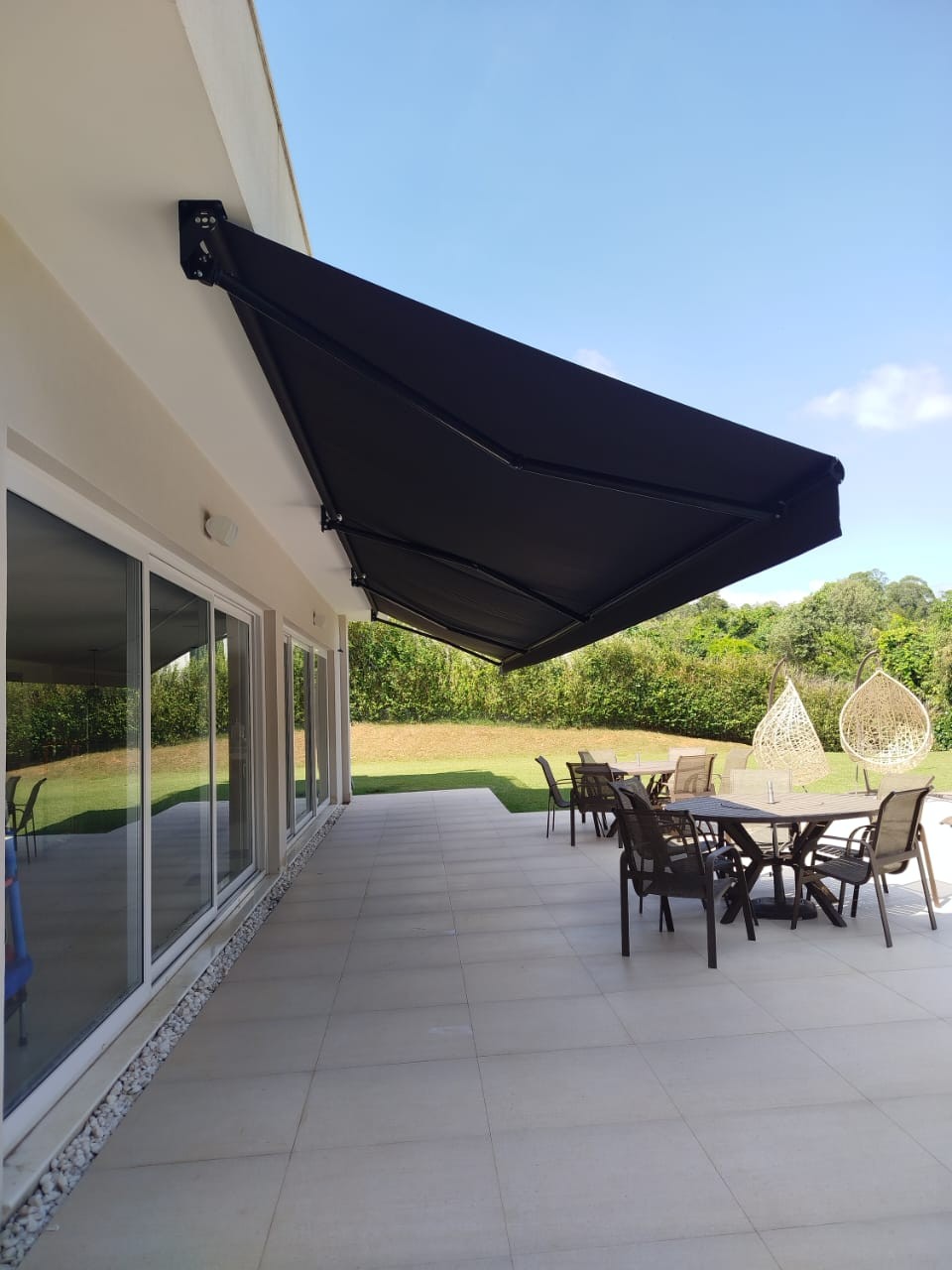 Toldo articulado preto instalado em Itupeva — proteção UV e conforto térmico
