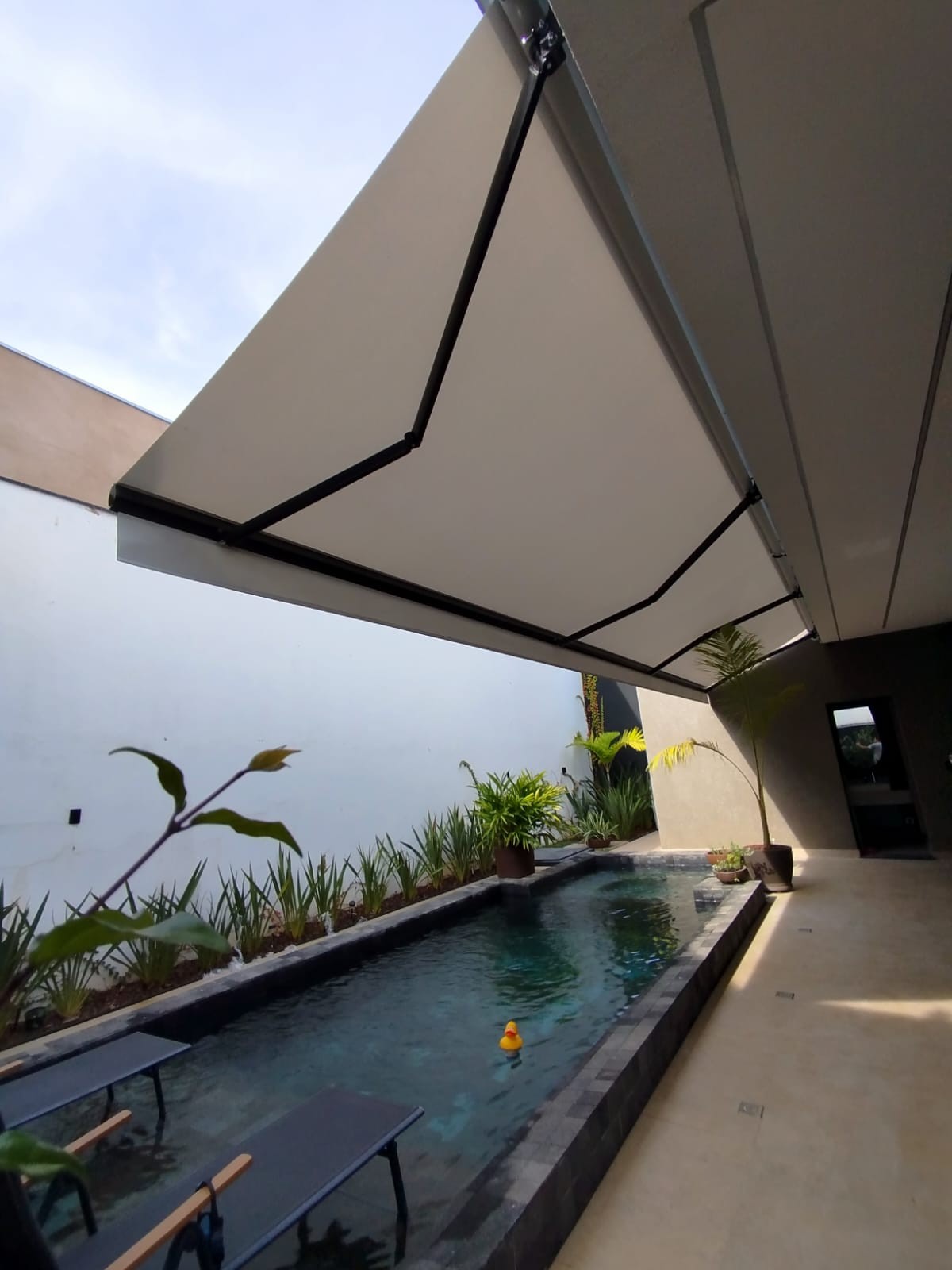 Toldo articulado italiano instalado em varanda — Itupeva 